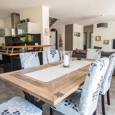 Au Charme Familial Avec Belle Terrasse Et Piscine Chauffee Villa