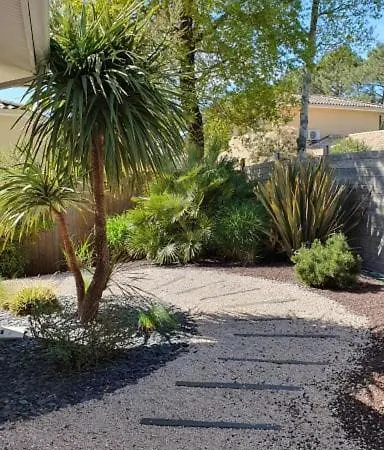Au Charme Familial Avec Belle Terrasse Et Piscine Chauffee